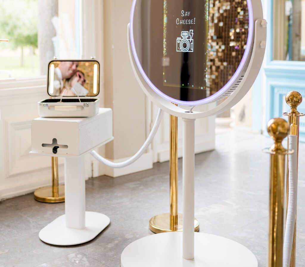 Photobooth Deluxe package with illuminated beauty case and gold posts