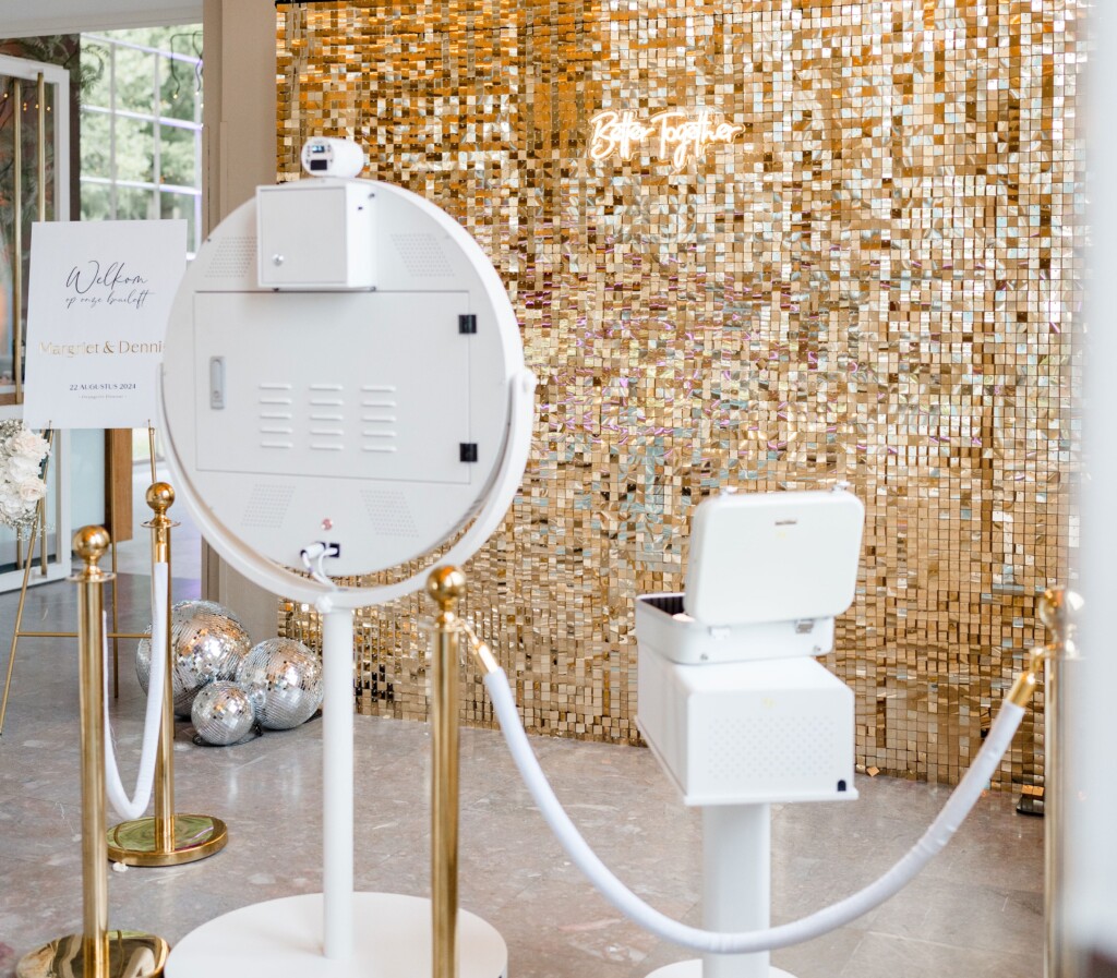 Photobooth Gold package with XL shimmer wall