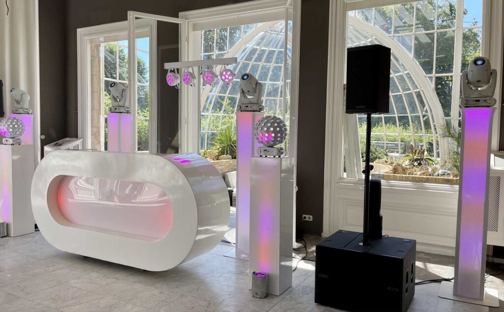DJ-booth The Oval, DJ-show Deluxe