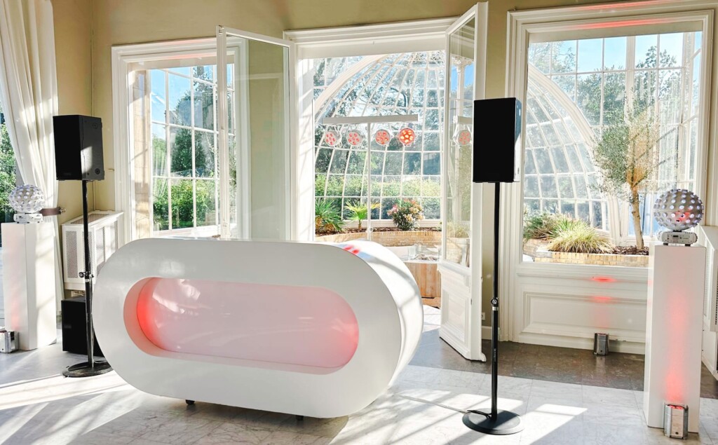 DJ-booth The Oval, DJ-show Premium