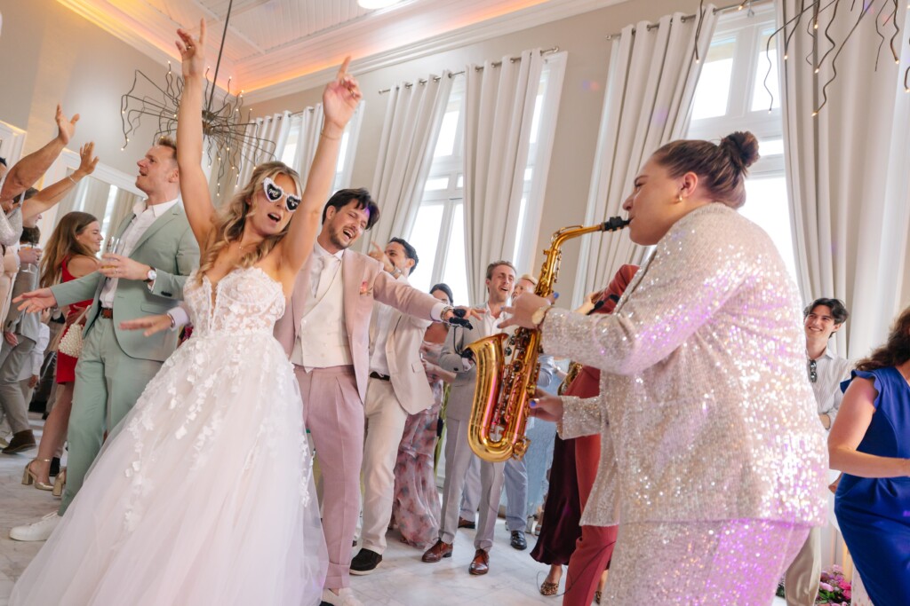 Saxofonist tussen de gasten in Orangerie Elswout