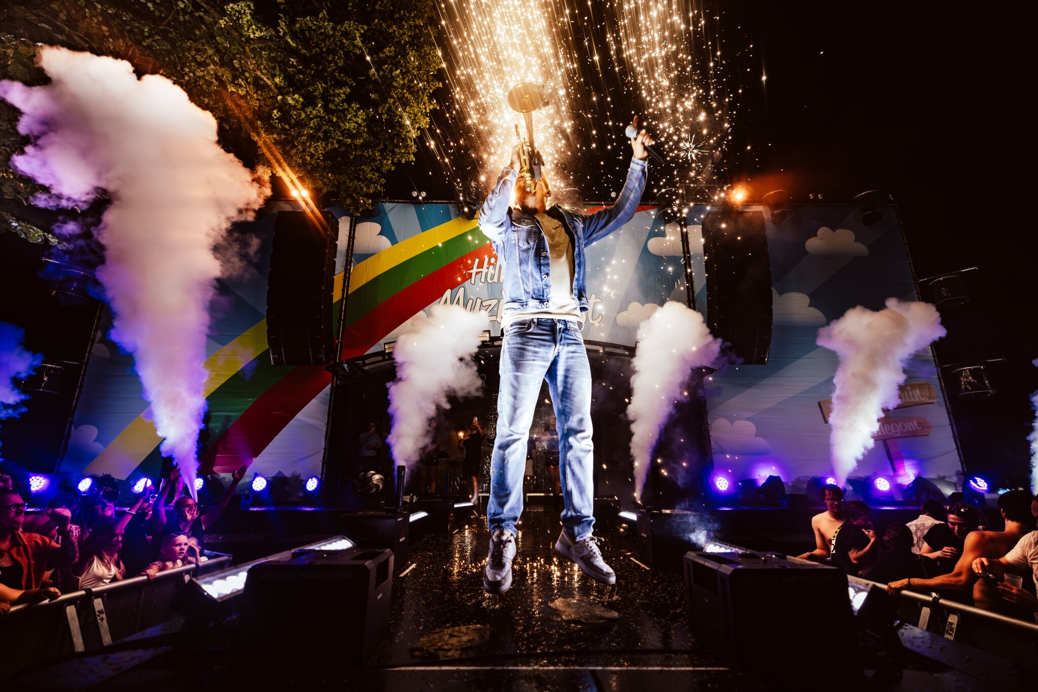 Trompettist springt op het podium tussen CO2-jets en vonkeneffecten op het Hillegoms Muziekfeest