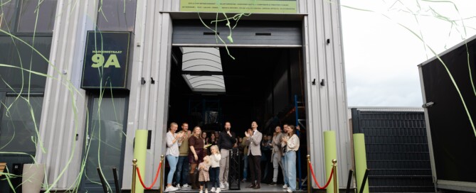 Feestelijke opening van het nieuwe bedrijfspand van ENTERTAINIT! aan de Marconistraat 9A in Hillegom, met groene streamers