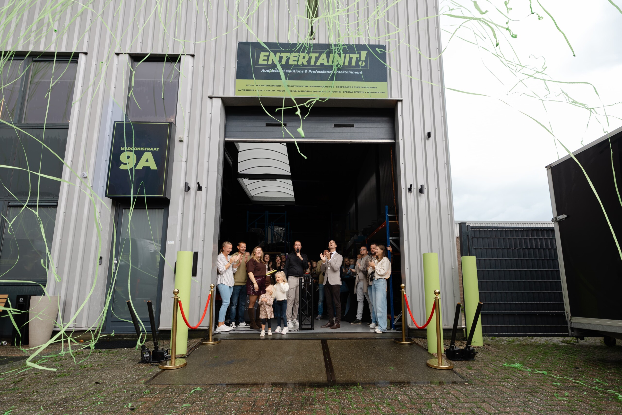 Feestelijke opening van het nieuwe bedrijfspand van ENTERTAINIT! aan de Marconistraat 9A in Hillegom, met groene streamers