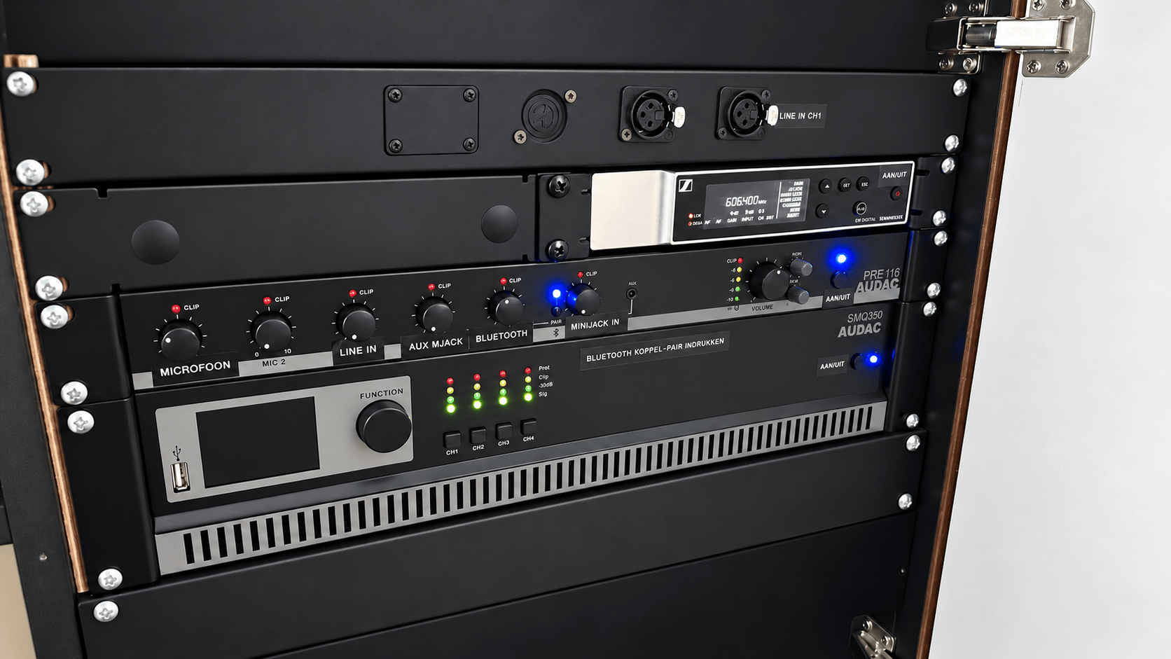 Vaste audio-installatie in 19-inch rack met Audac-versterker, voorversterker en Sennheiser draadloze ontvanger, geïnstalleerd door ENTERTAINIT!
